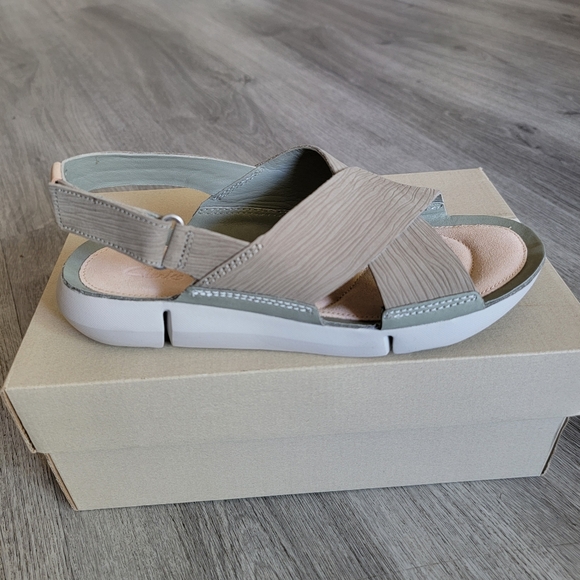 Clarks Women's Teigenic Chloe Sandal - Picture 2 of 9